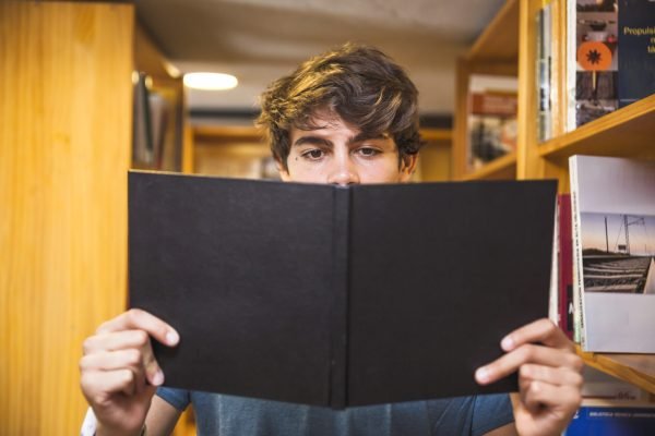 libro-de-lectura-adolescente-enfocado