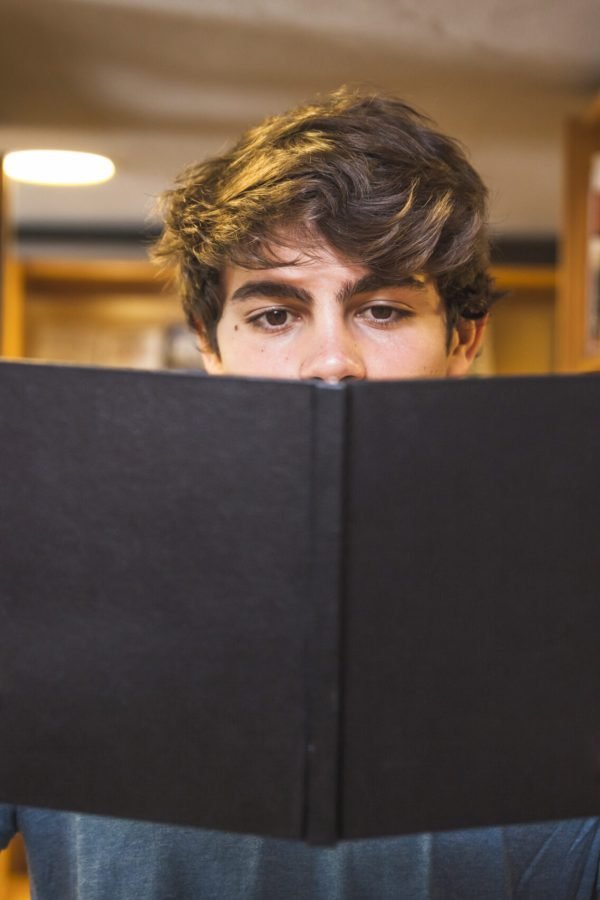 libro-de-lectura-adolescente-enfocado