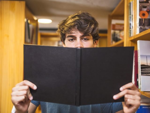 libro-de-lectura-adolescente-enfocado